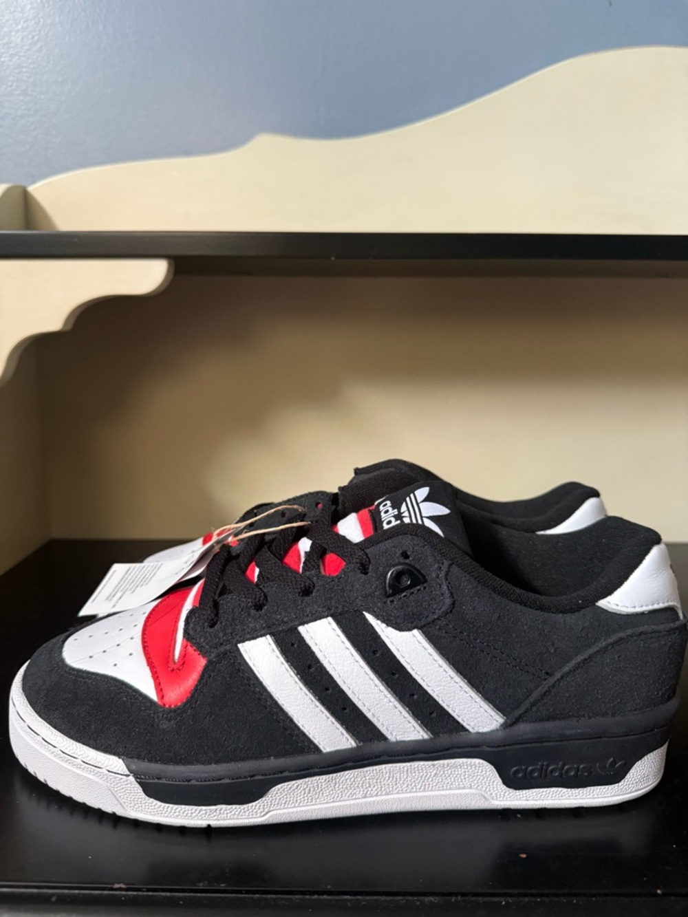 Men’s adidas Cat in the hat rivalry low size 8. NWT